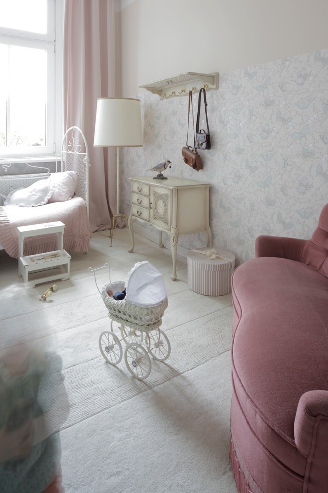 Mid-sized traditional kids' bedroom in Berlin with white walls and carpet for girls and kids 4-10 years old.