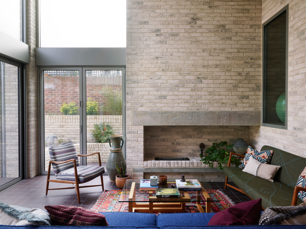 Источник вдохновения для домашнего уюта: гостиная комната в стиле ретро с стандартным камином, фасадом камина из кирпича и кирпичными стенами без телевизора