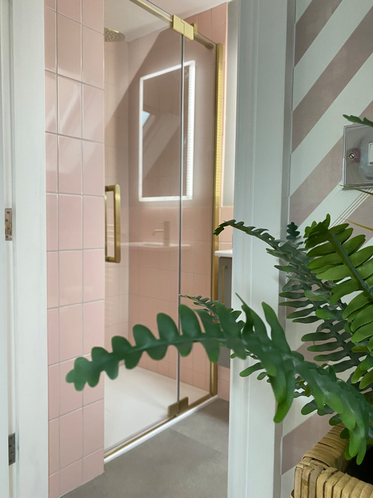 Пример оригинального дизайна: главная ванная комната среднего размера в современном стиле с плоскими фасадами, серыми фасадами, инсталляцией, розовой плиткой, керамической плиткой, серыми стенами, полом из ламината, монолитной раковиной, столешницей из кварцита, серым полом, белой столешницей, встроенной тумбой, открытым душем, душем с распашными дверями и тумбой под одну раковину