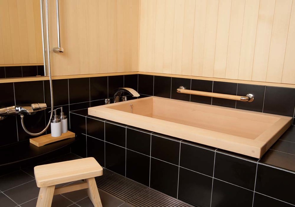 Идея дизайна: ванная комната с японской ванной и деревянными стенами