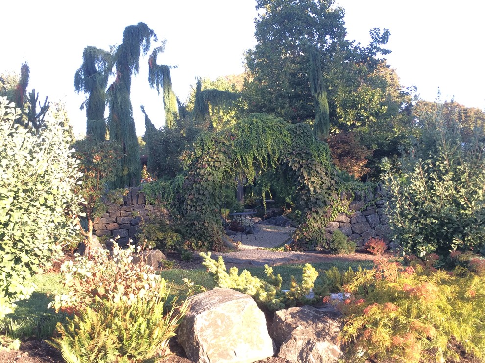 Photo of a large eclectic full sun backyard gravel garden path.