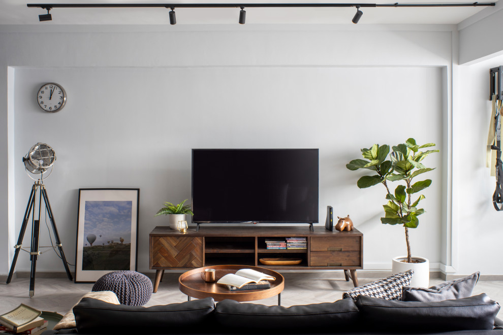 На фото: гостиная комната в современном стиле с белыми стенами, отдельно стоящим телевизором и серым полом