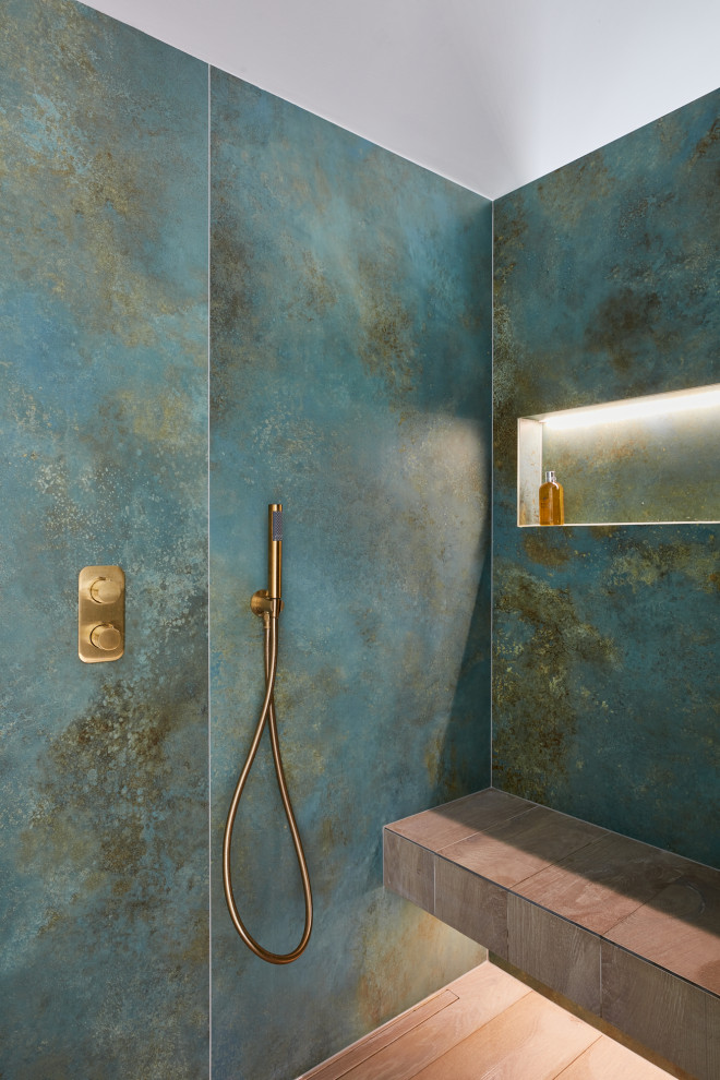 Bild på ett stort funkis en-suite badrum, med ett fristående badkar, grön kakel, ett integrerad handfat och dusch med gångjärnsdörr