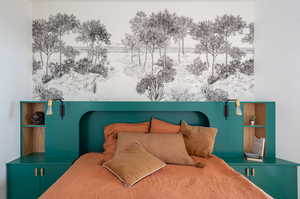 Modelo de dormitorio principal escandinavo pequeño con paredes verdes, suelo de madera clara y papel pintado