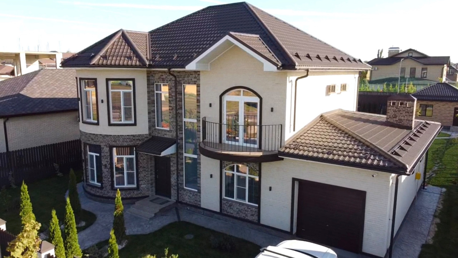 Обрамление окон  и облицовка балкона в классическом стиле