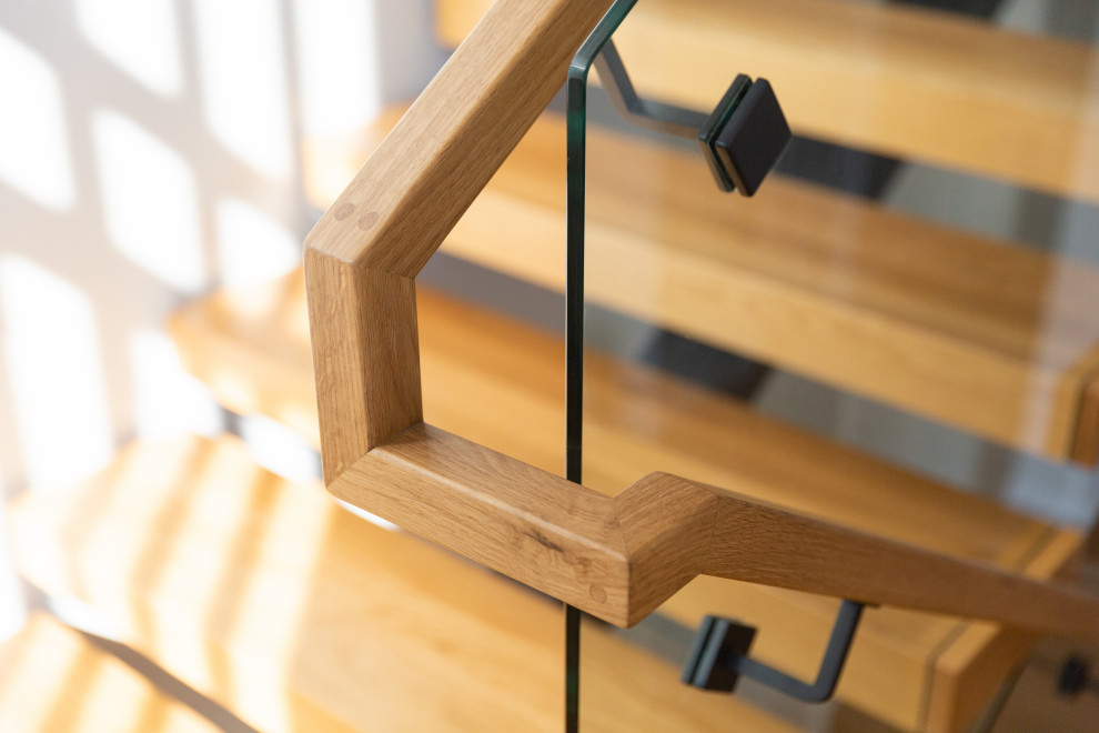 Источник вдохновения для домашнего уюта: лестница на больцах, среднего размера в стиле модернизм с деревянными ступенями и перилами из смешанных материалов без подступенок