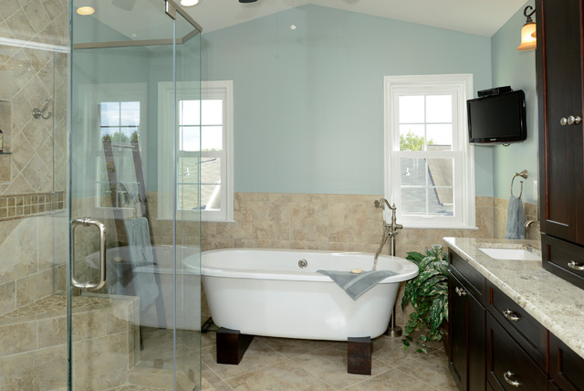 The Bathroom A Professional in a Loudoun Townhouse of VA Dreamed Of nyklassisk-badevaerelse