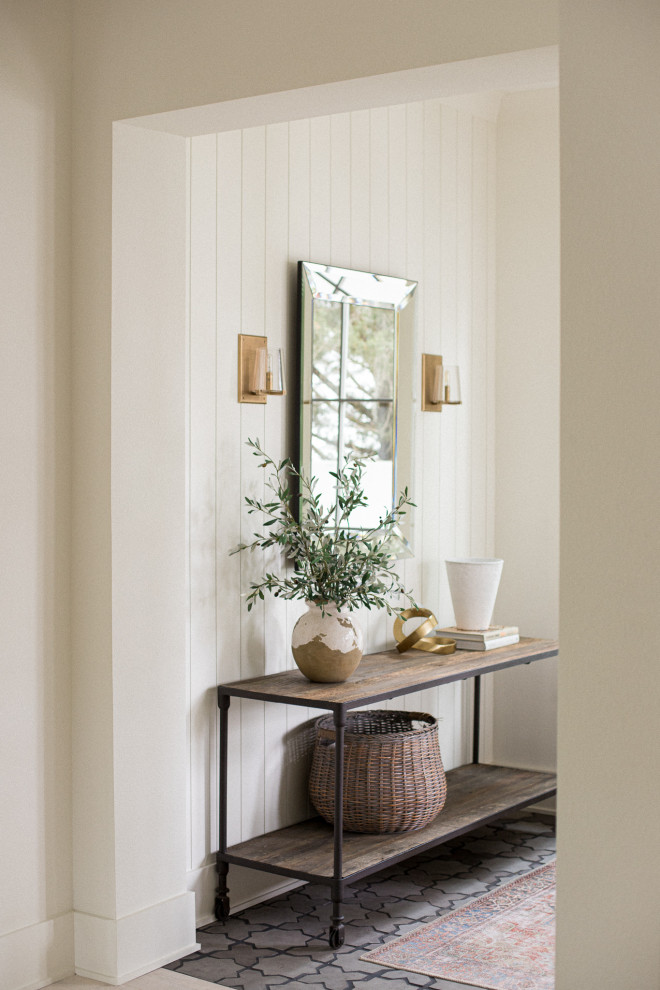 Ispirazione per un ingresso chic di medie dimensioni con pareti bianche, una porta singola, una porta in legno chiaro e pareti in perlinato