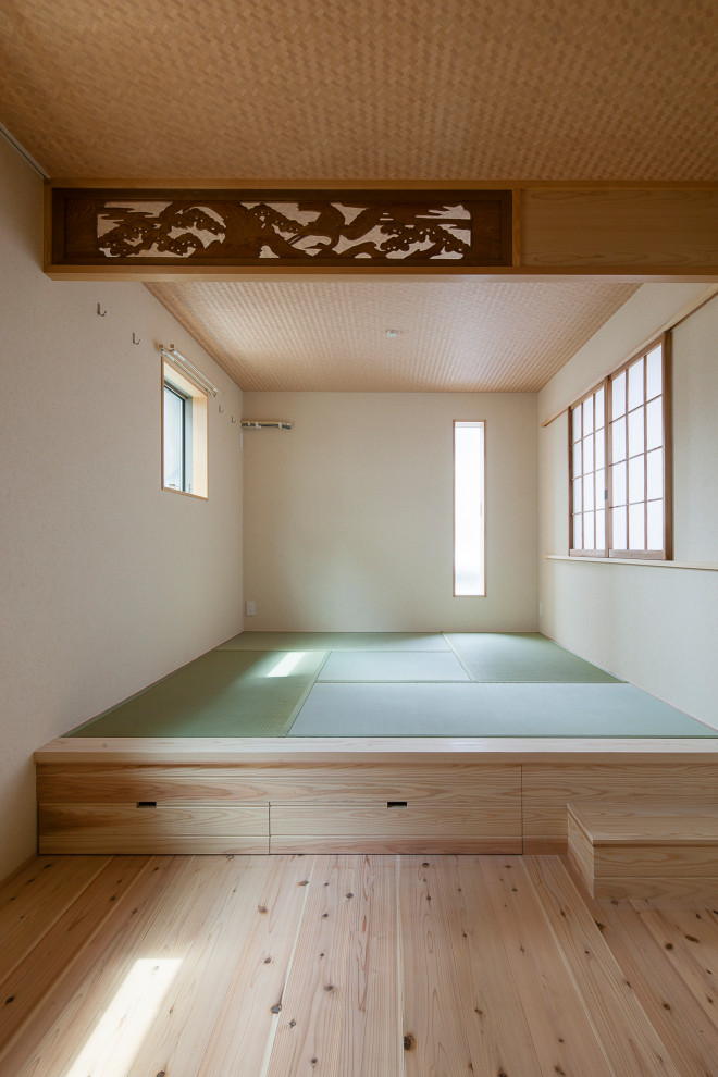 Modelo de dormitorio principal de tamaño medio con suelo de madera clara, papel pintado y papel pintado