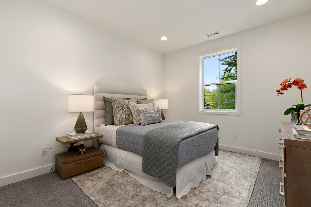 Стильный дизайн: большая спальня в стиле кантри с белыми стенами, ковровым покрытием и серым полом - последний тренд