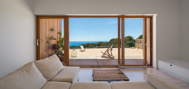 Una casa autosuficiente: sin conexi&oacute;n a la red el&eacute;ctrica modern-family-room