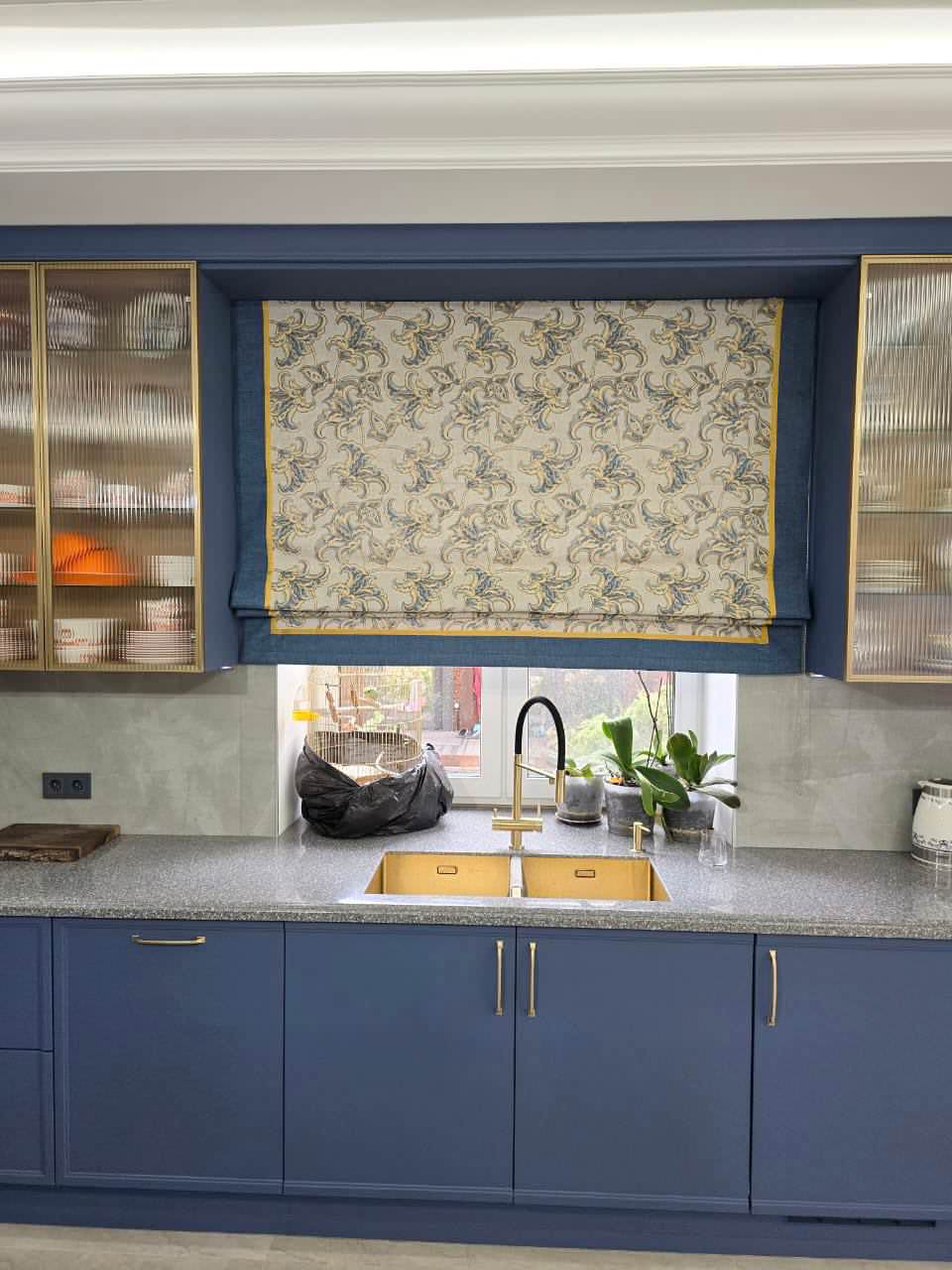 Римская штора на кухню, в рамочке