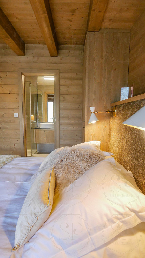 Aménagement d'une chambre parentale montagne de taille moyenne avec un mur beige, parquet clair et un sol beige.