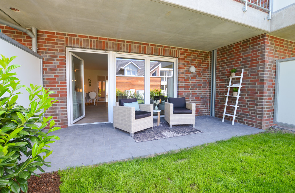 Mittelgroße, Überdachte Landhaus Terrasse hinter dem Haus in Bremen