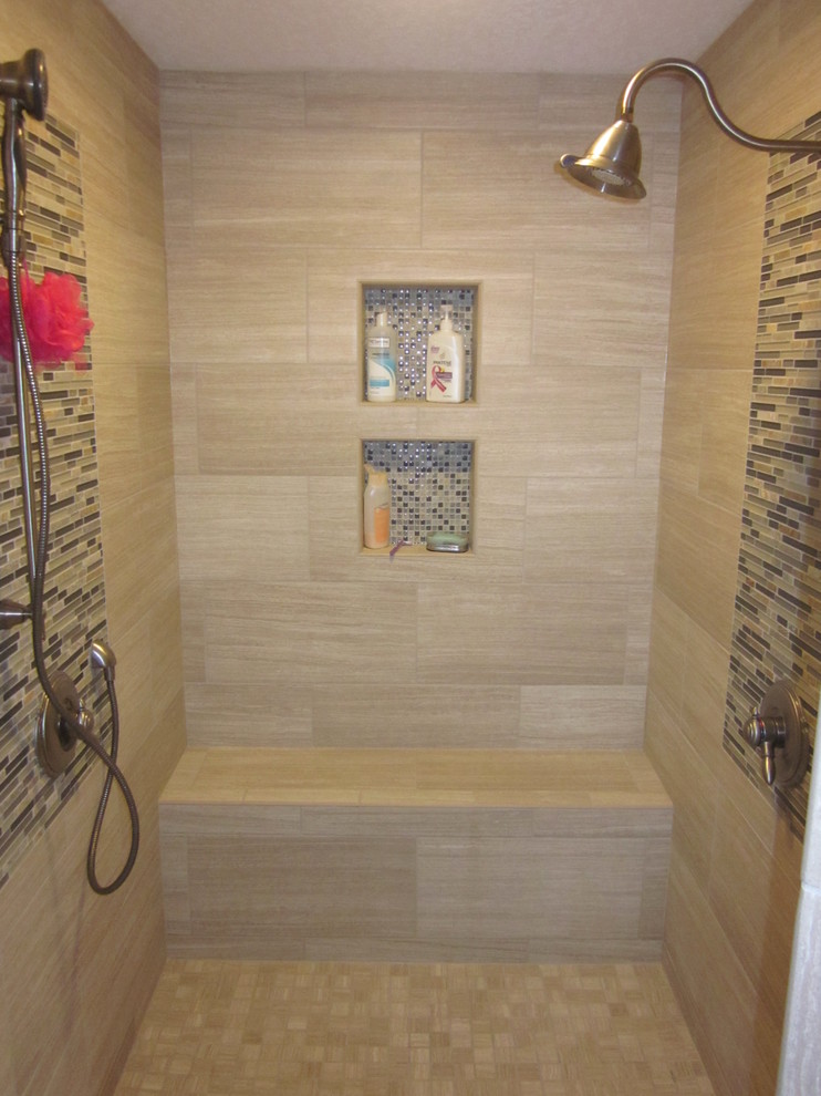 Bathroom - mid-sized transitional bathroom idea with beige walls