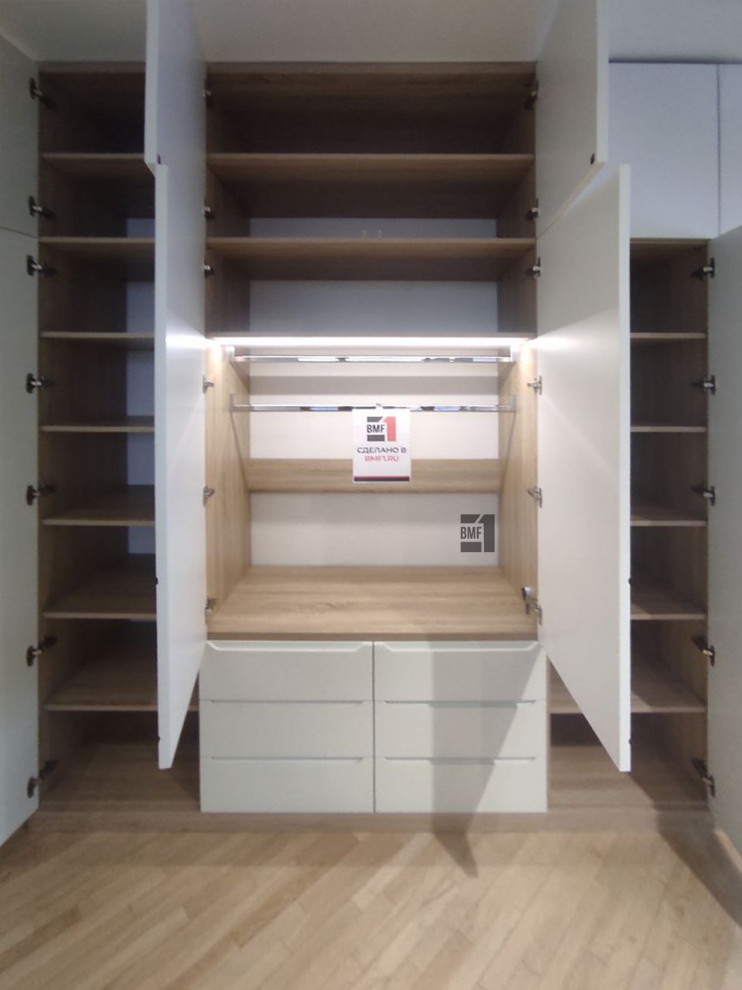 Вместительный шкаф с подстветкой