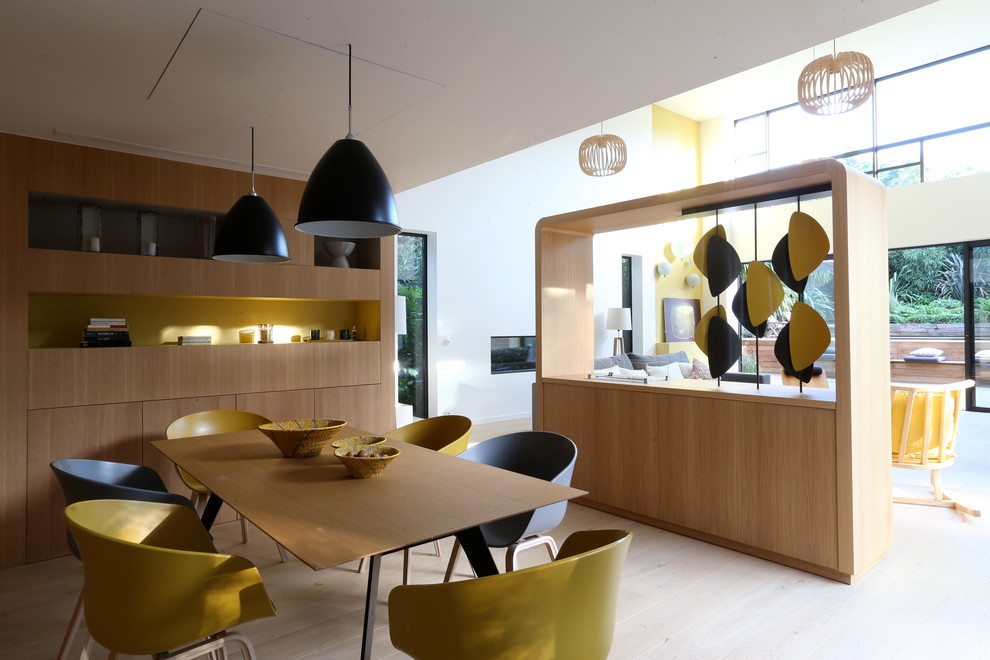 Photo of a contemporary dining room in Reims.