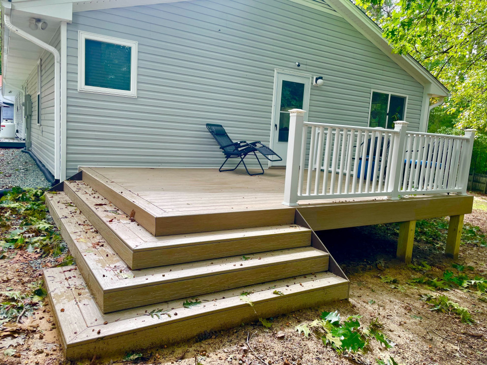 Composite Deck with Vinyl Rails