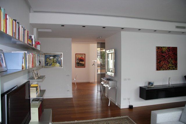 Appartamento con terrazza mid-century-wohnbereich