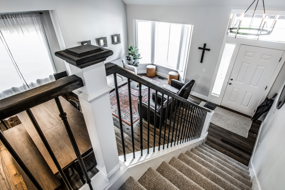 Example of a transitional home design design in Seattle