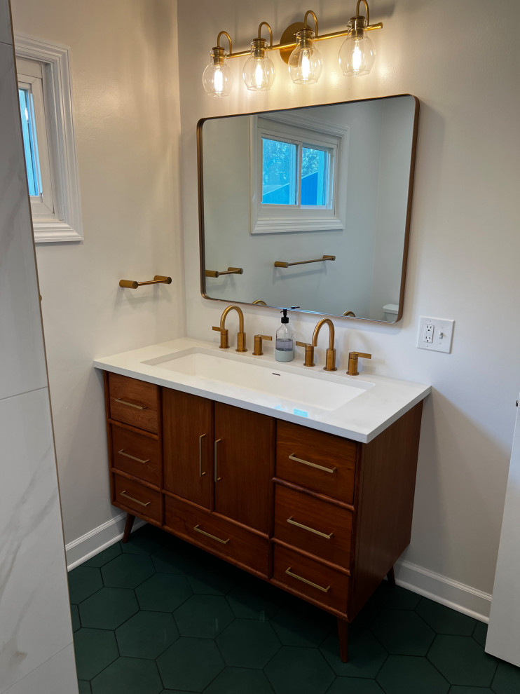 Modern Geen Bathroom