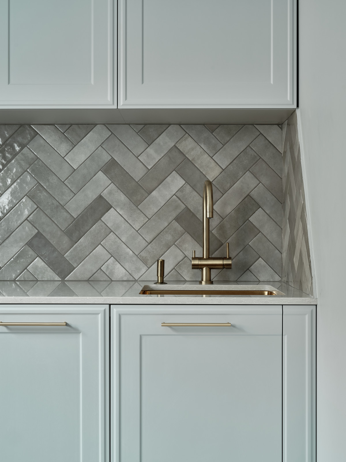 Белая кухня серый фартук