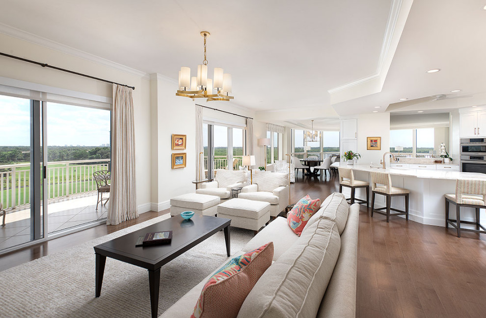 Offenes, Großes Modernes Wohnzimmer mit beiger Wandfarbe, braunem Holzboden und braunem Boden in Miami