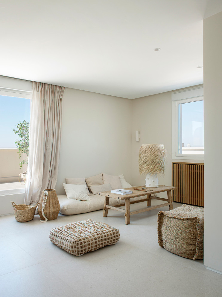 Foto di un soggiorno mediterraneo di medie dimensioni e aperto con pareti beige, pavimento in gres porcellanato, nessun camino, nessuna TV e pavimento beige
