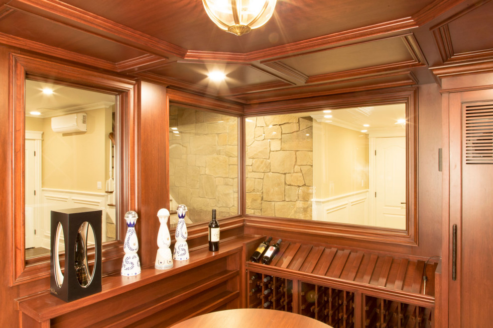 Modelo de bodega tradicional renovada de tamaño medio con suelo de madera en tonos medios