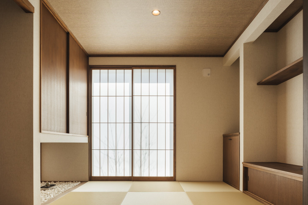 Foto de despacho beige de tamaño medio con paredes beige, tatami, suelo beige, papel pintado y papel pintado