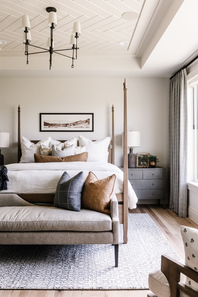 Idee per una camera da letto chic con pareti bianche, pavimento in legno massello medio, pavimento marrone e soffitto ribassato