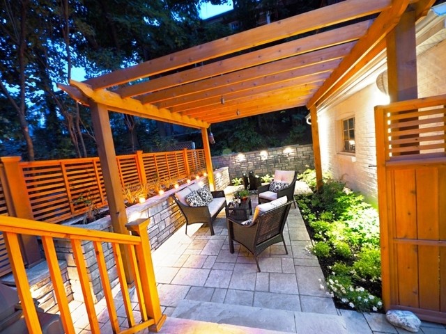 Design ideas for a small contemporary backyard garden in Montreal with a water feature and concrete pavers.