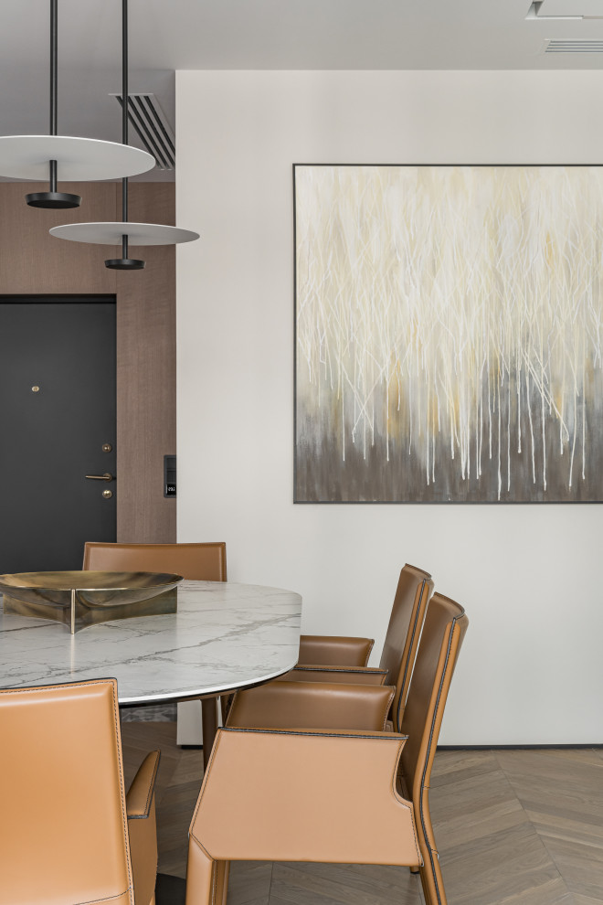 Foto di una sala da pranzo aperta verso la cucina contemporanea di medie dimensioni con pareti beige, pavimento in legno massello medio e pavimento beige