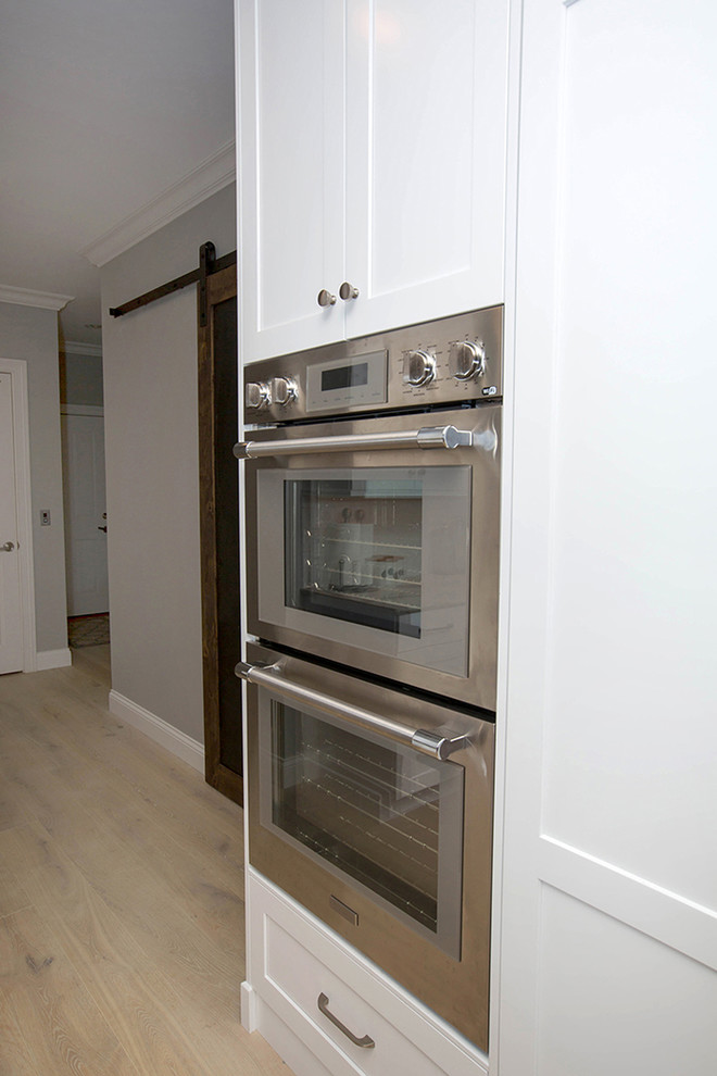 Example of a transitional kitchen design in Cincinnati