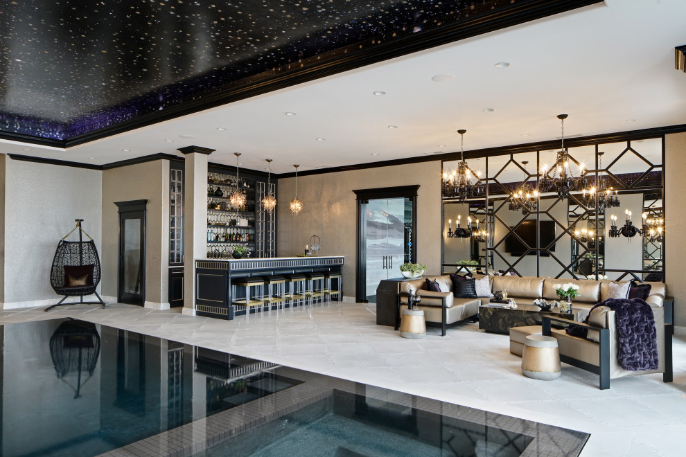 Ejemplo de casa de la piscina y piscina infinita clásica renovada extra grande interior y rectangular con suelo de baldosas