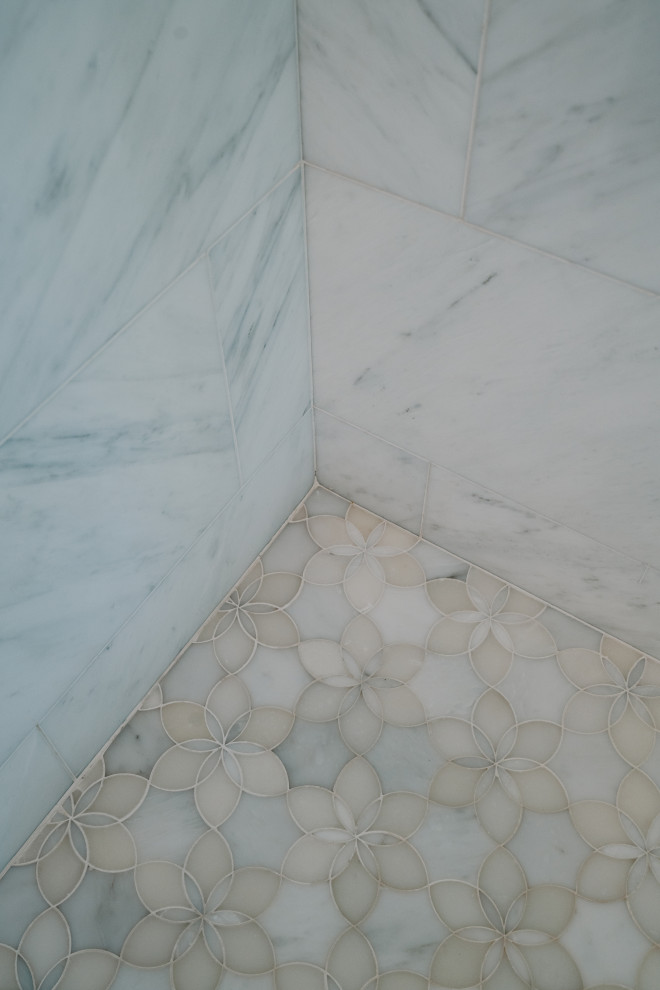 Idéer för att renovera ett mellanstort vintage grå grått en-suite badrum, med luckor med profilerade fronter, vita skåp, grå kakel, stenkakel, vita väggar, mosaikgolv, ett undermonterad handfat, marmorbänkskiva, flerfärgat golv och dusch med gångjärnsdörr