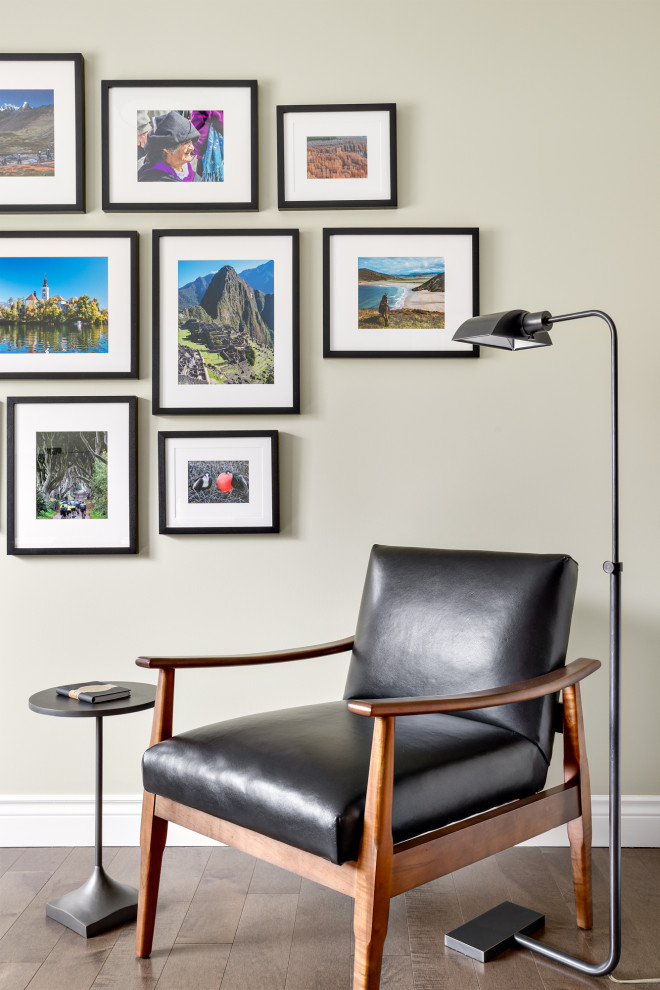 Cette image montre un grand bureau traditionnel avec un mur blanc, parquet foncé, un bureau indépendant et un sol marron.