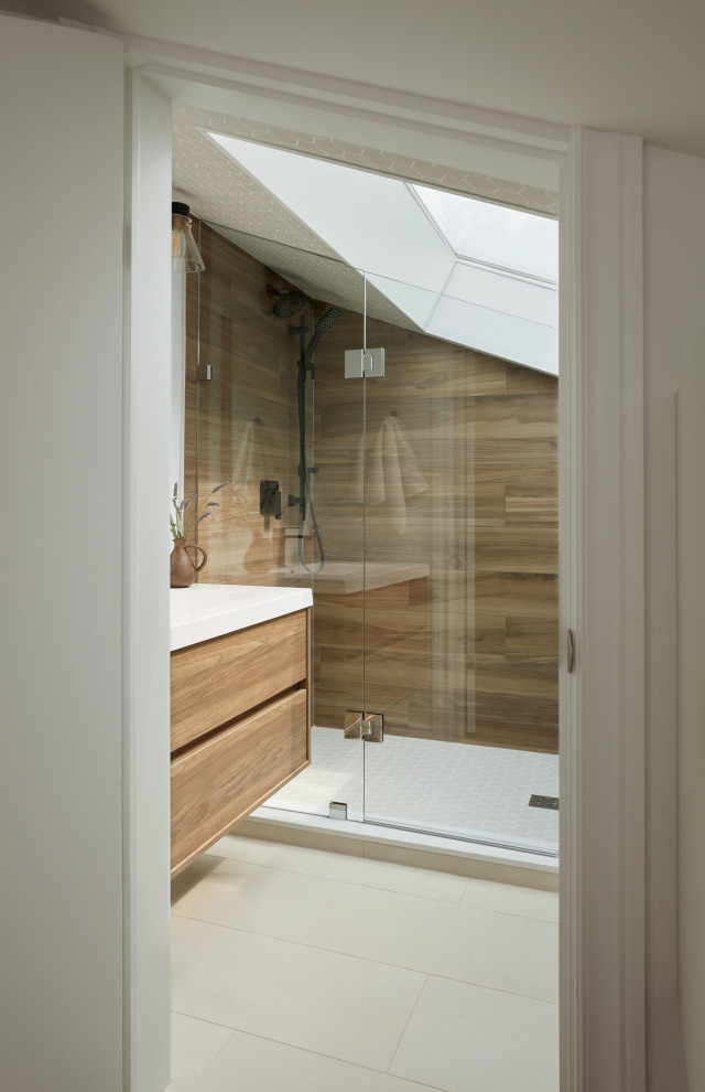 Exempel på ett litet en-suite badrum, med släta luckor, skåp i mellenmörkt trä, våtrum, en toalettstol med hel cisternkåpa, brun kakel, keramikplattor, ett integrerad handfat och dusch med gångjärnsdörr
