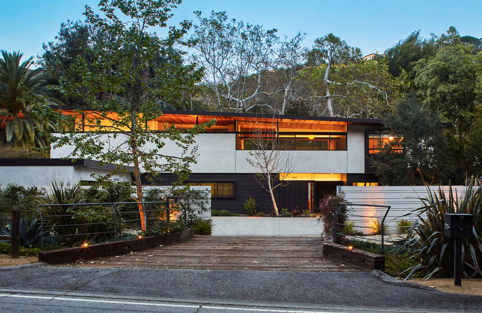 Inspiration for a contemporary exterior home remodel in Los Angeles