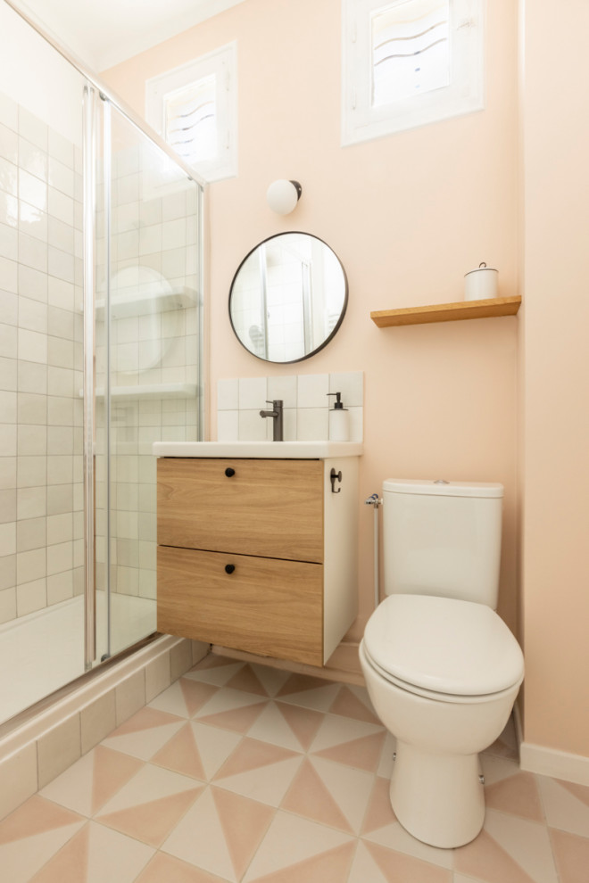 Идея дизайна: главная ванная комната среднего размера в скандинавском стиле с открытым душем, унитазом-моноблоком, серой плиткой, розовыми стенами, полом из цементной плитки, розовым полом, душем с раздвижными дверями, тумбой под одну раковину и подвесной тумбой