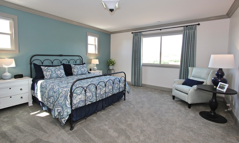 Example of a transitional home design design in Denver