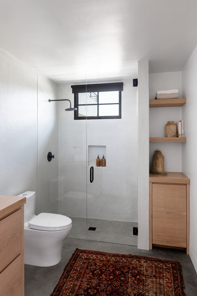 Exemple d'une salle de bain principale moderne de taille moyenne avec meuble simple vasque, meuble-lavabo encastré et différents habillages de murs.