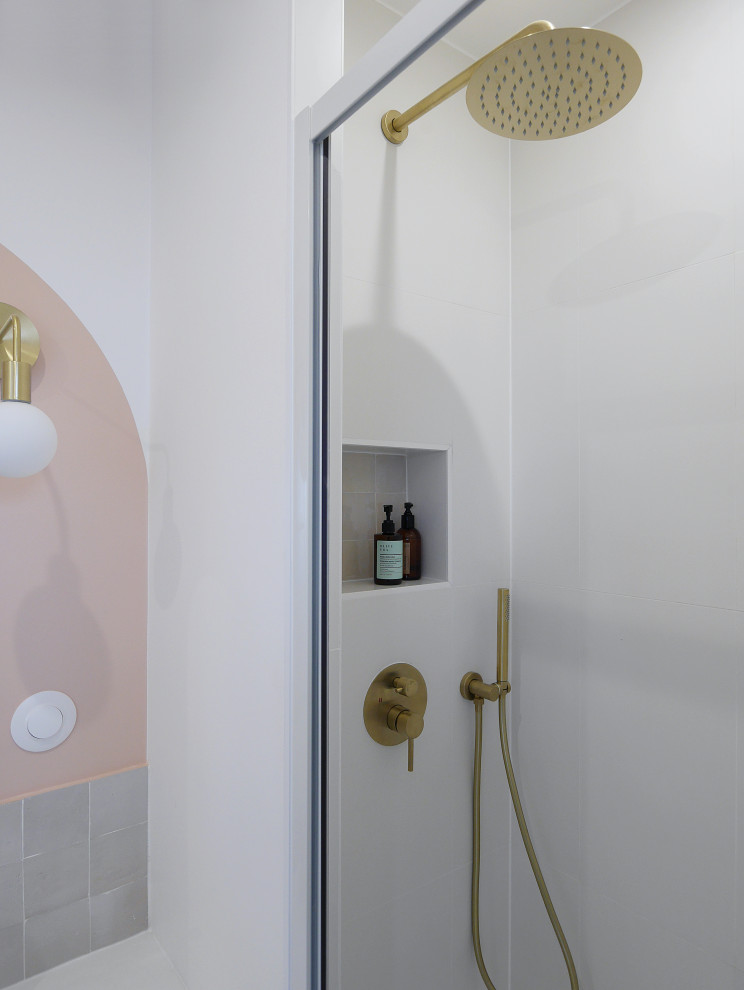 Bild på ett litet funkis vit vitt en-suite badrum, med luckor med profilerade fronter, beige skåp, en kantlös dusch, beige kakel, keramikplattor, rosa väggar, klinkergolv i terrakotta, laminatbänkskiva och vitt golv