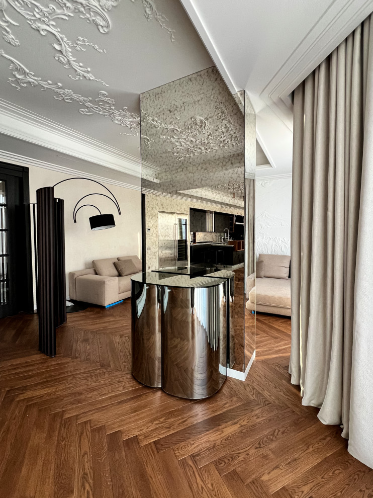 Зеркальные колонны из состаренного зеркала в шикарной гостиной