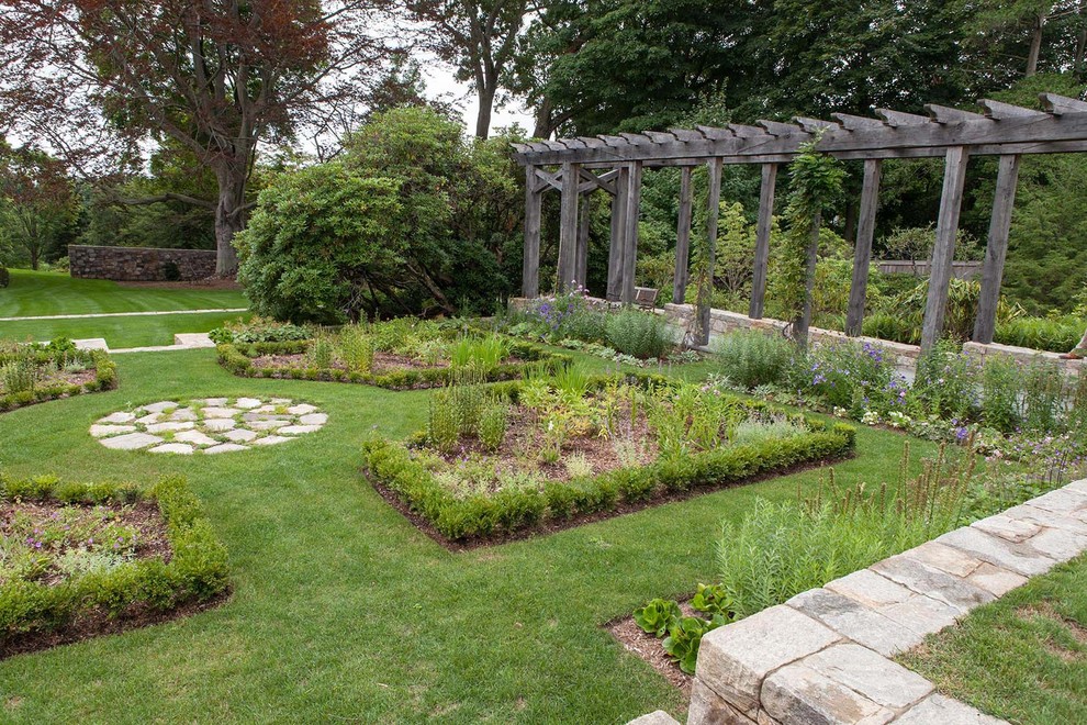 На фото: участок и сад на заднем дворе в стиле кантри