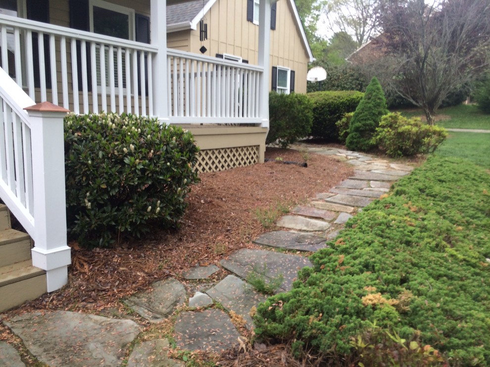 Photo of a mid-sized transitional full sun front yard landscaping for spring.