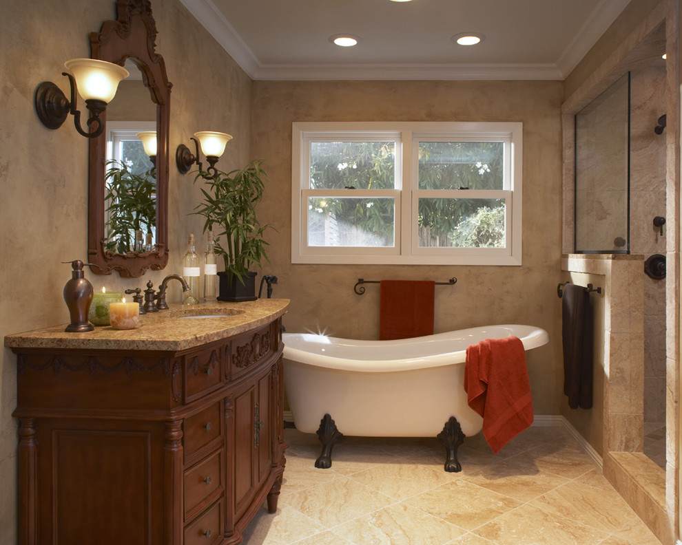Exempel på ett klassiskt badrum, med ett badkar med tassar