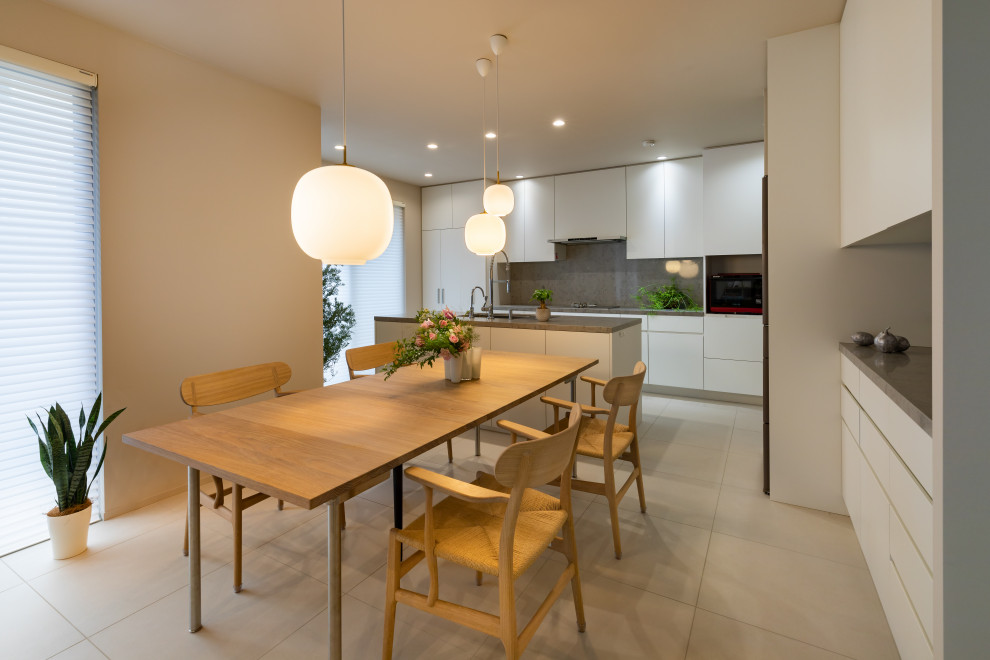 Cette photo montre une salle à manger ouverte sur la cuisine scandinave avec un sol en carrelage de céramique, un sol beige, un plafond en papier peint et du papier peint.