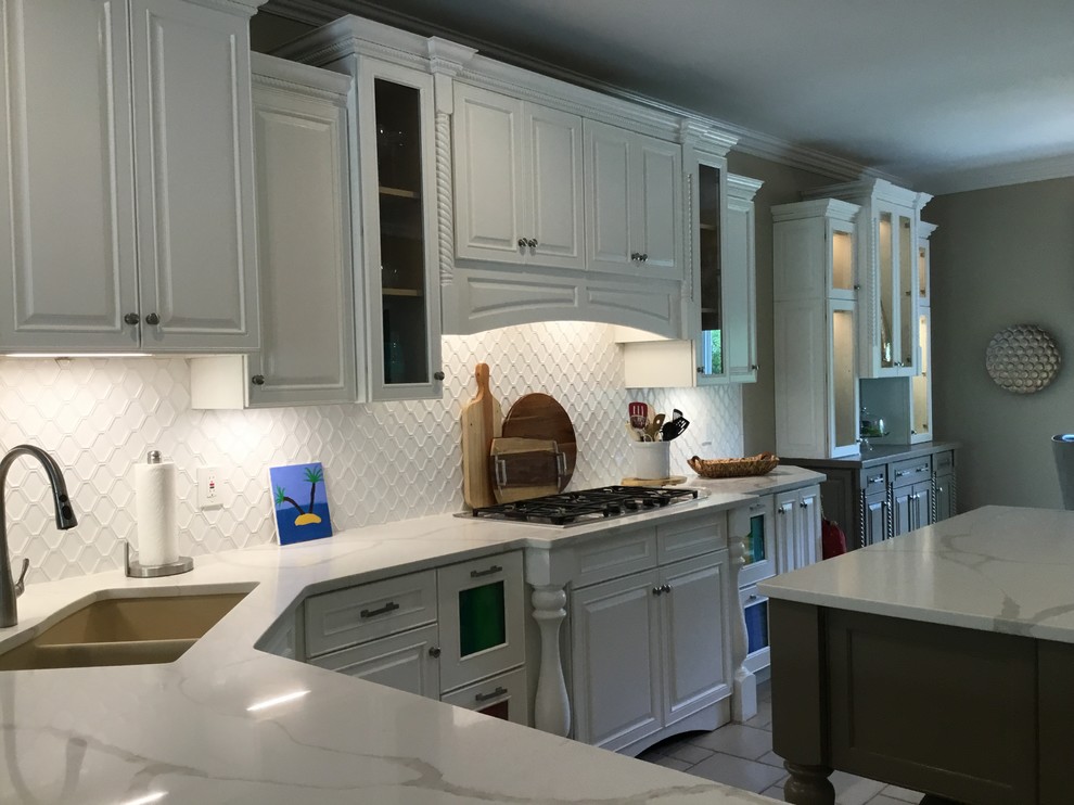 Transitional home design photo in Cincinnati