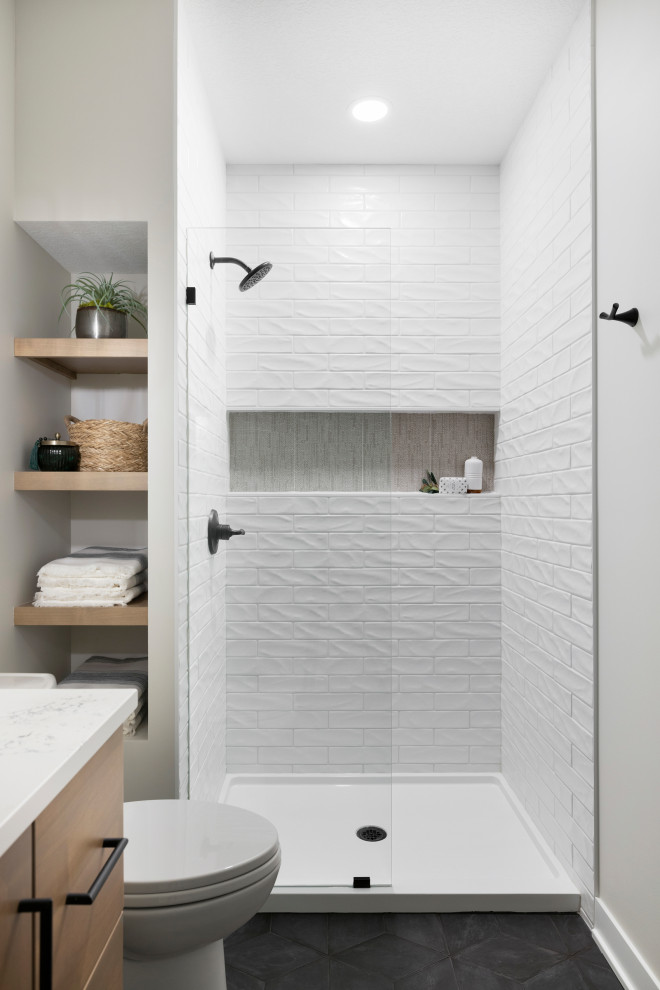 Idéer för att renovera ett stort retro vit vitt badrum med dusch, med vita väggar, klinkergolv i keramik, svart golv, släta luckor, beige skåp, en dusch i en alkov, en toalettstol med hel cisternkåpa, vit kakel, ett undermonterad handfat, bänkskiva i kvartsit och dusch med gångjärnsdörr